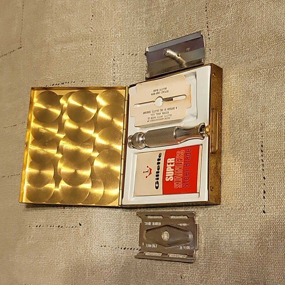 Vintage Gillette Shaving Razor with Case - Picture 2 of 4